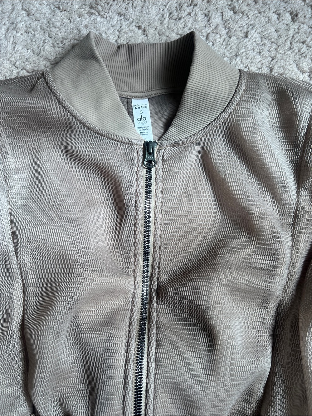 ALO Yoga Mesh Crop Jacket - Gravel - Picture 4 of 6